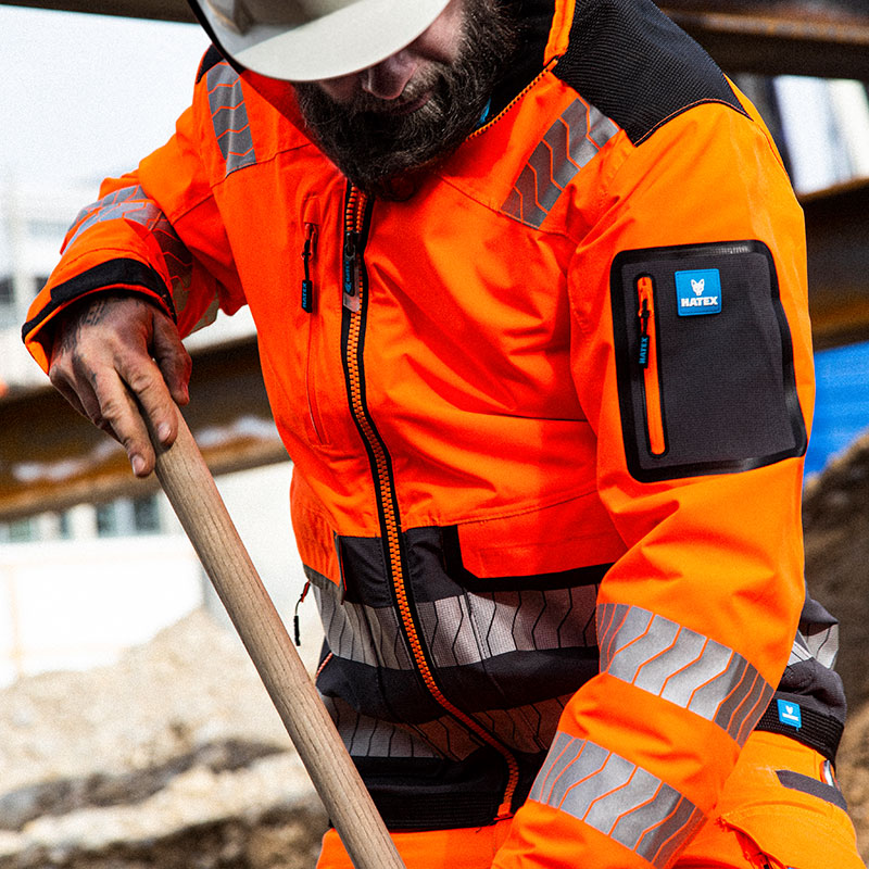 Handwerker in Warn Arbeitsjacke