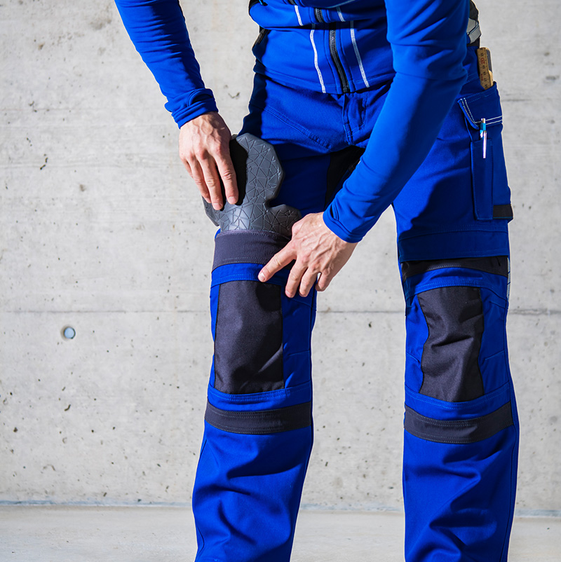 Lange blaue Hose mit Knieschutz